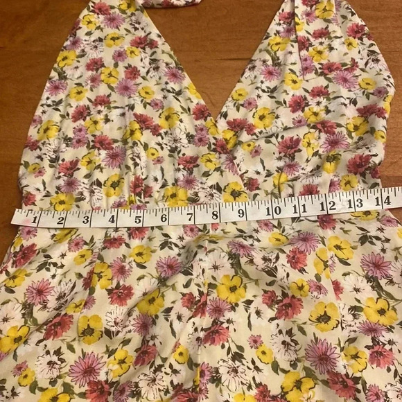 Forever 21 floral romper size M. NWOT and partial label. - Picture 10 of 12